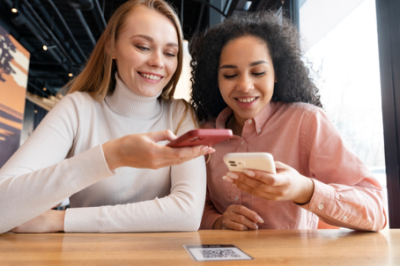 DeFi sú finančné služby postavené na blockchaine, ktoré fungujú bez tradičných sprostredkovateľov ako banky či burzy.